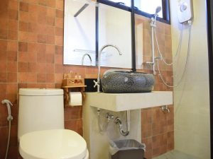 Gord Nuea Bathroom with Sink and Shower