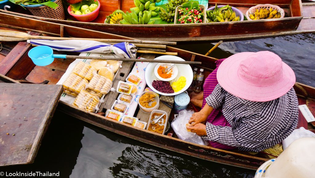 boat with Thai women selling food